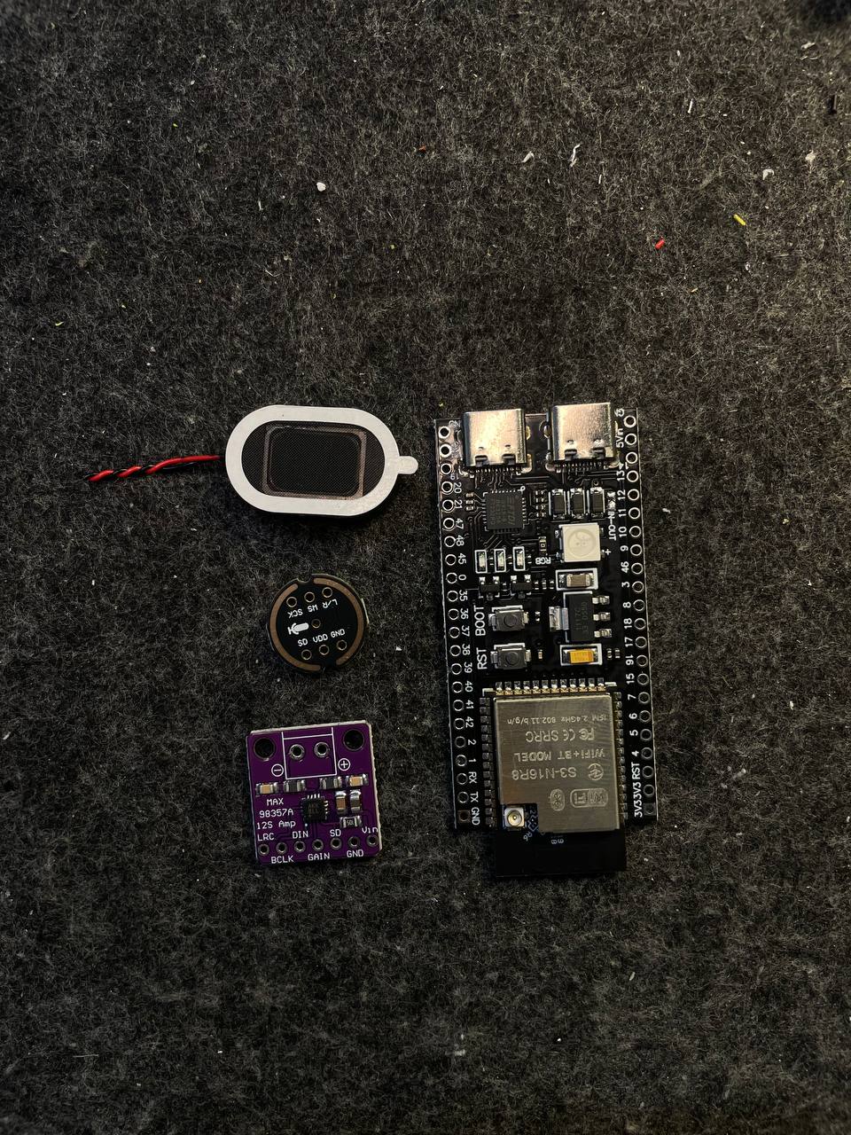 Bo ESP32-S3, loa dẹt, micrô I2S tròn và ampli MAX98357A đặt rời trước khi lắp cụm âm thanh Robot V1
